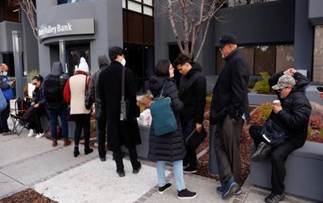 Colas de clientes frente a una sucursal del Silicon Valley Bank